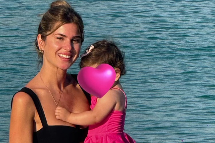 Nazlı Sabancı kızıyla denize girdi