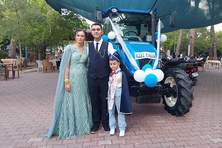 Denizli'de çiftçi ailenin sünnet aracı traktör oldu
