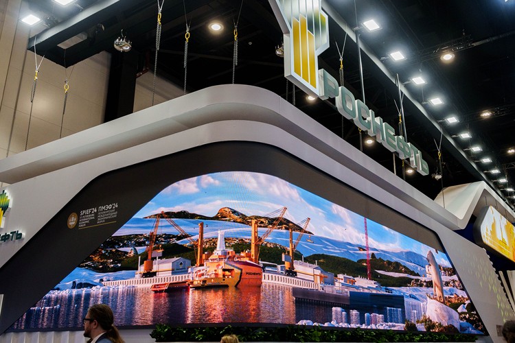 Rosneft CEO'su küresel ihtiyaçları karşılamak için dengeli bir enerji geçişini destekliyor