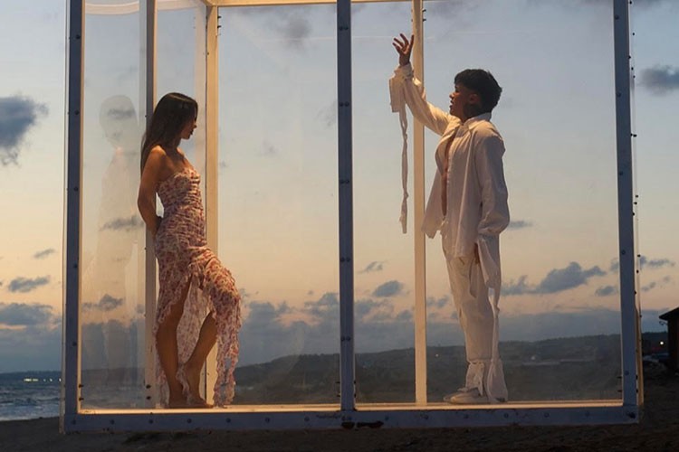 Müzik Kariyerine "Toxic Aşk" Şarkısıyla Başlıyor