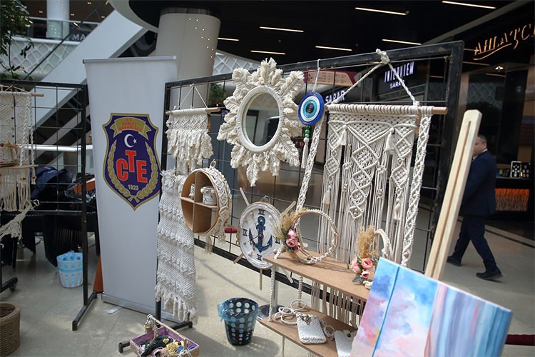 Tutuklu ve hükümlülerin atık malzemelerden yaptığı eşyalar sergileniyor