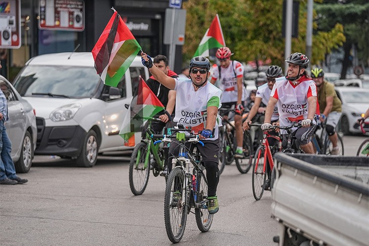 Bursa'da bisikletliler Gazze için pedal çevirdi