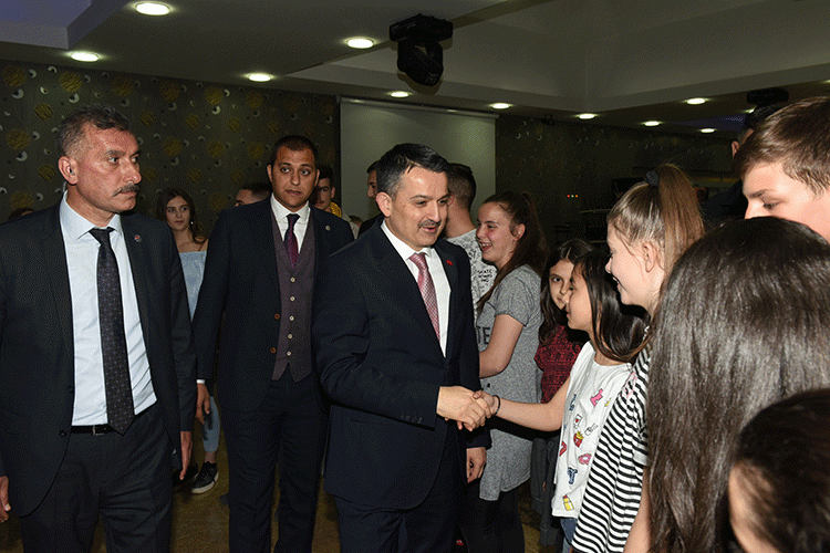 Çiftçi çocukları ile görüştü