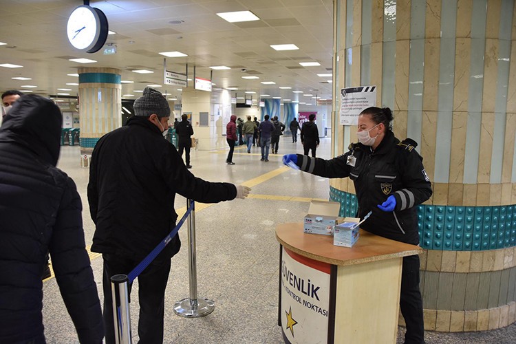 Toplu taşımada 100 bin maske dağıtıldı