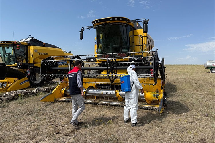 Kars'ta biçerdöverler şap önlemleriyle dezenfekte ediliyor