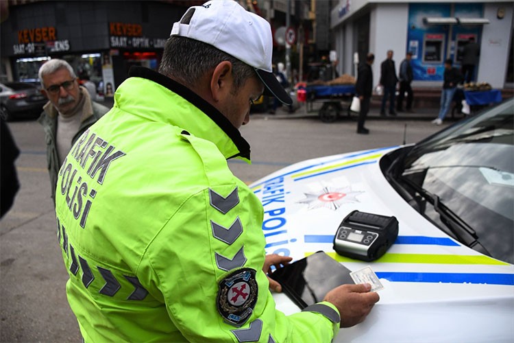 Adana'da araçlarını hatalı park eden 634 kişiye para cezası kesildi
