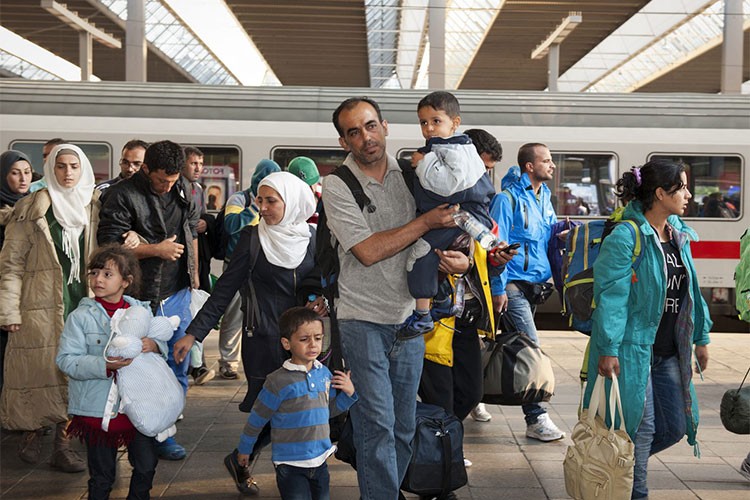Almanya, Suriyelilerin iltica başvurularını dondurdu