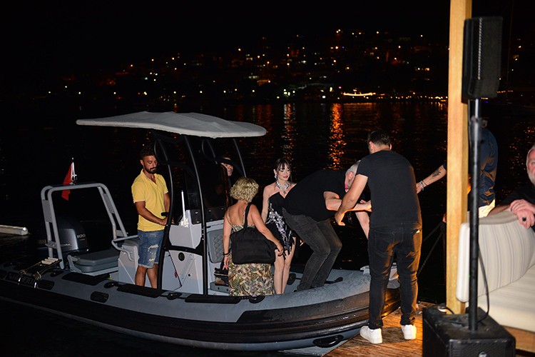 Sahneye tekne ile geldi