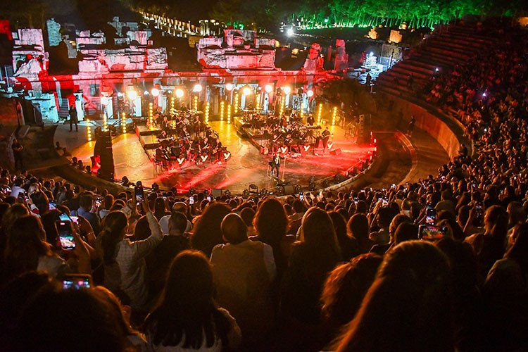 Yalın'dan 5 bin kişilik konser