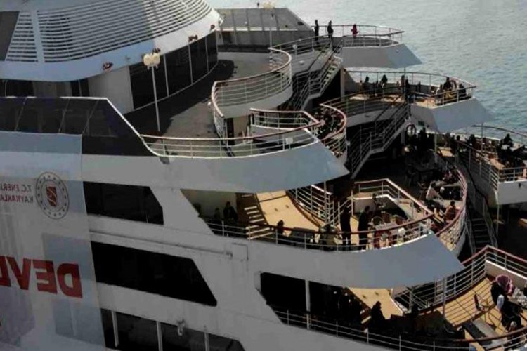 Depremzedeler kruvaziyer gemisinde konaklamaya başladı