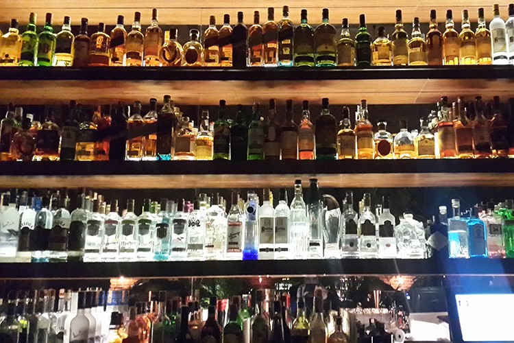 Gözler içki ve sigarada