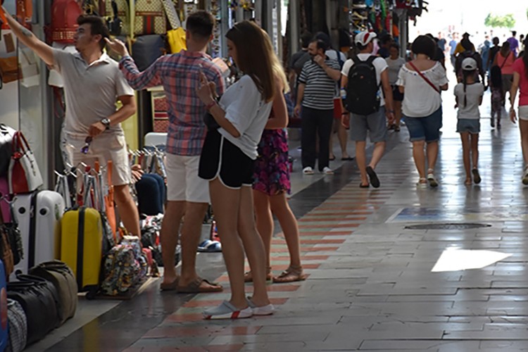 Alışverişe doymuyorlar
