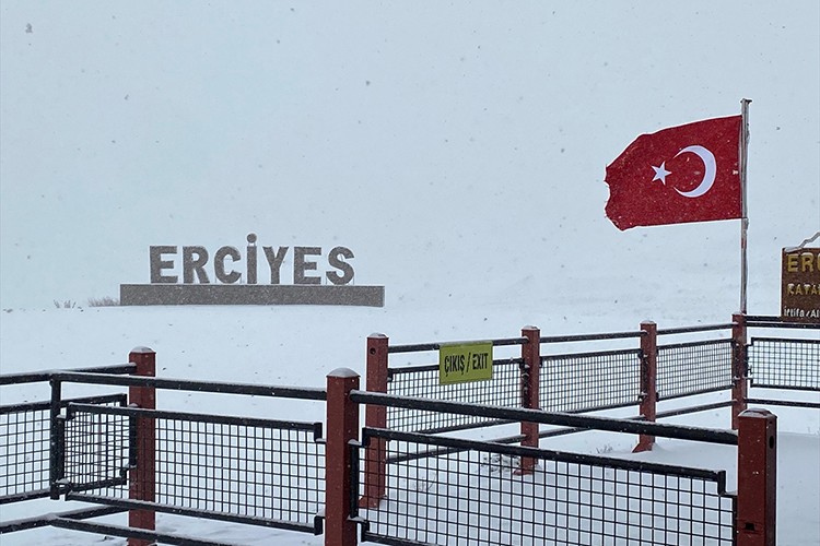 İç Anadolu'nun zirvesi Erciyes'te kar etkili oluyor