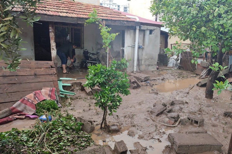 Kozan'da bazı evleri ve iş yerlerini su bastı