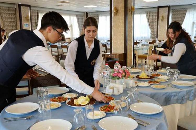 Hizmet üretimi yıllık yüzde 4,2 arttı