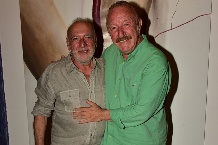 Asker arkadaşını izlemeye geldi