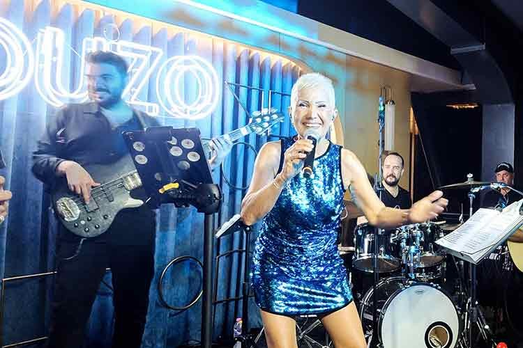 Sahnesini "Üzgünüm" ile açtı