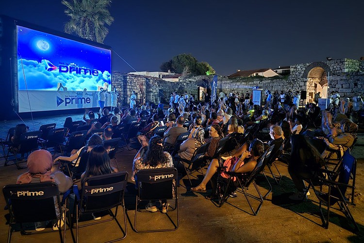 Açık hava sinema keyfi tatil beldelerine renk kattı