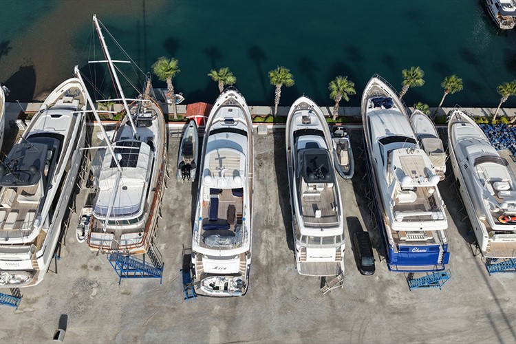 Mega yatlar bakım ve onarım için Marmaris'teki marinalarda karaya alındı