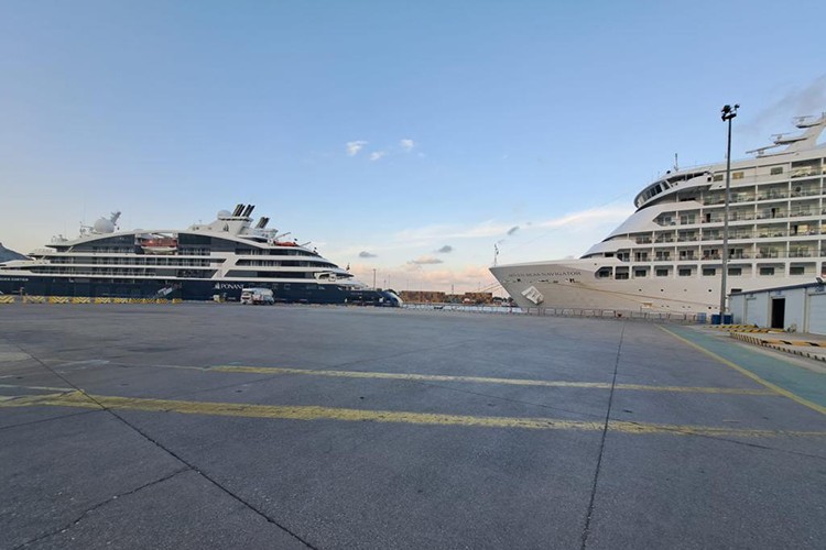 Antalya lüks iki yolcu gemisini ağırladı