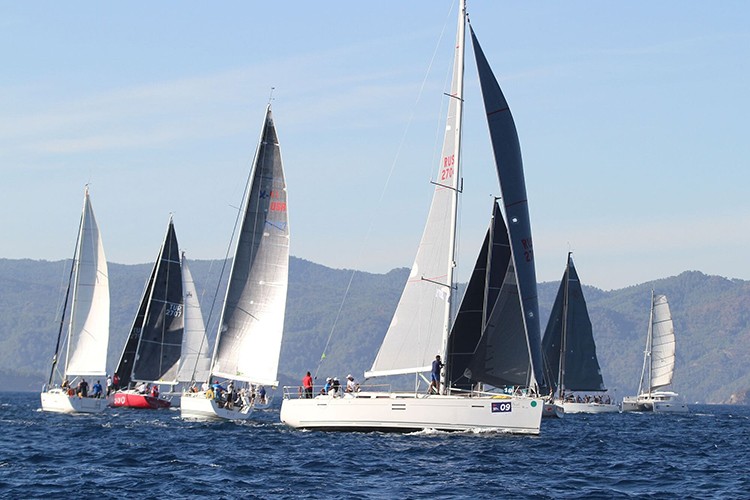 Elektrikli ailesiyle yelken yarışlarına renk kattı.