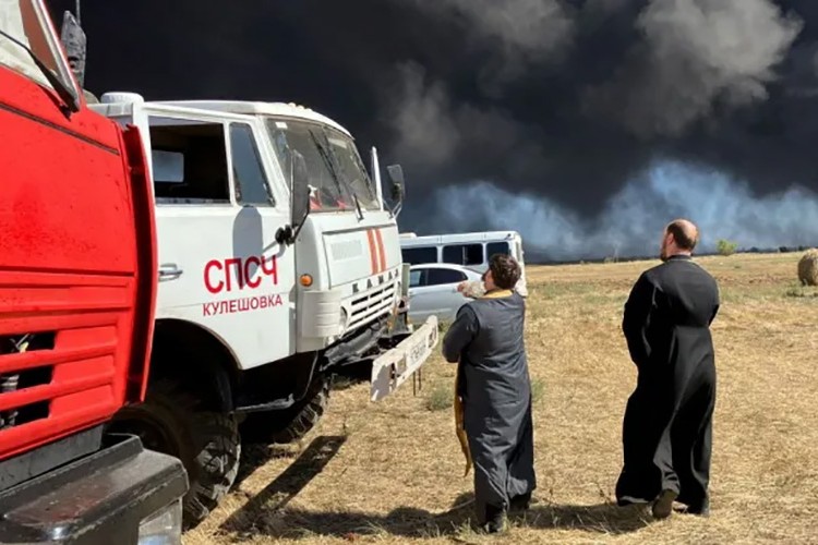 Rusya'nın güneyindeki akaryakıt deposu yanıyor