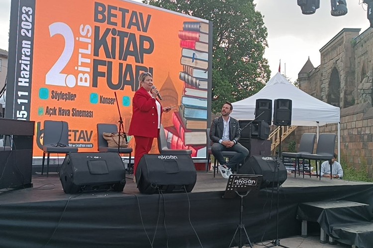 Kitap Fuarı'nda yetimhane anısını anlattı