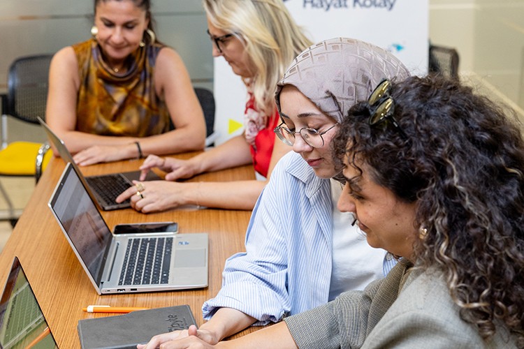 Türk Telekom'dan kadın girişimcilere mentörlük ve hibe desteği