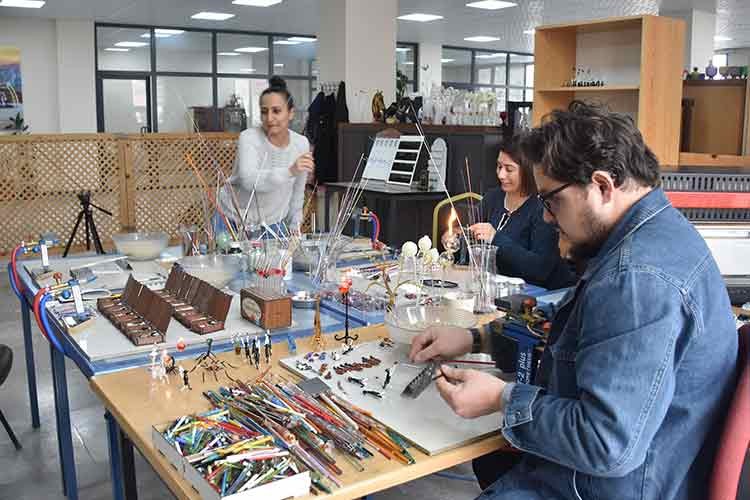 Cam Emirdağlı kadınların elinde şekilleniyor