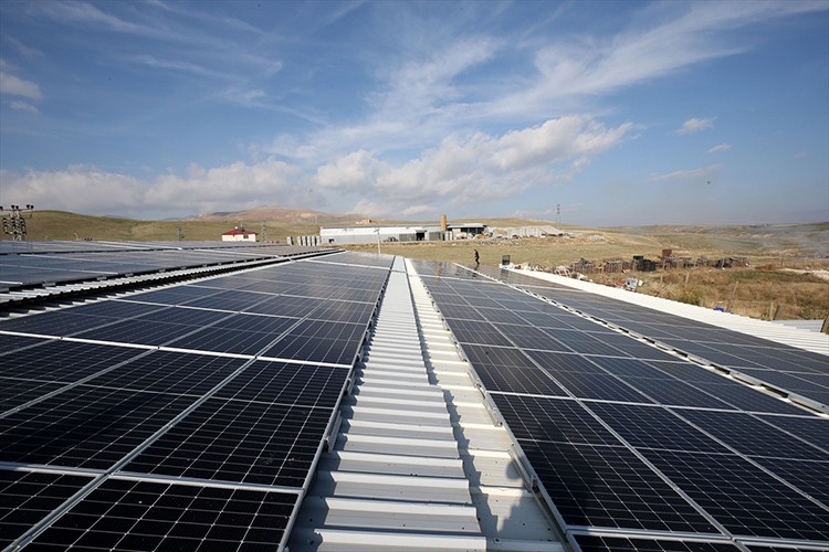 Fabrikasının çatısına GES kurdu