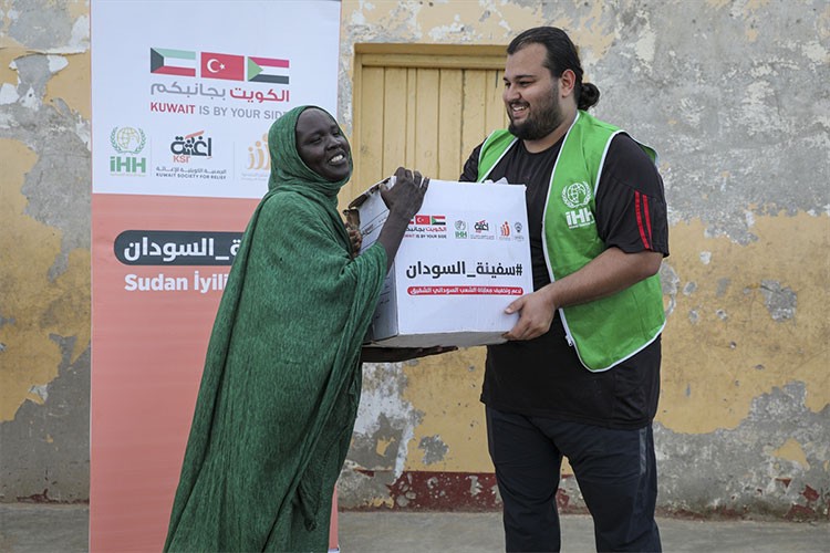 İHH, 2024'te Sudan'a 161 konteyner yardım malzemesi ulaştırdı