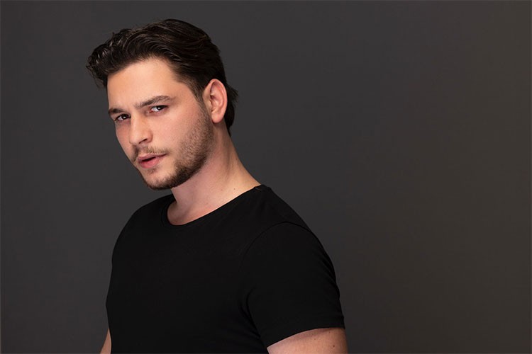 Oyunculuğu ile dikkatleri üzerine çekiyor