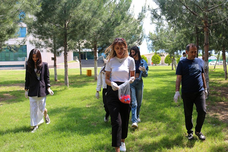 Topladığı kapaklarla engelli depremzedeleri sevindirmek istiyor