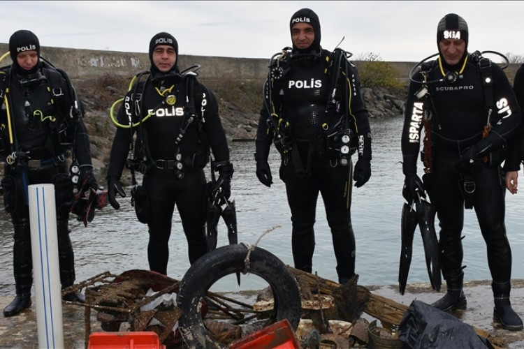 Dalgıç polisler gönüllü dip temizliği yapıyor