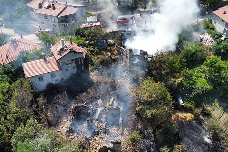 Antalya'da otluk alanda çıkan ve evlere sıçrayan yangın söndürüldü