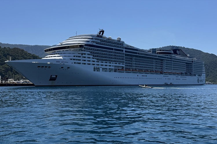 Marmaris'e "MSC Divina" kruvaziyeri 4 bin 121 turist getirdi