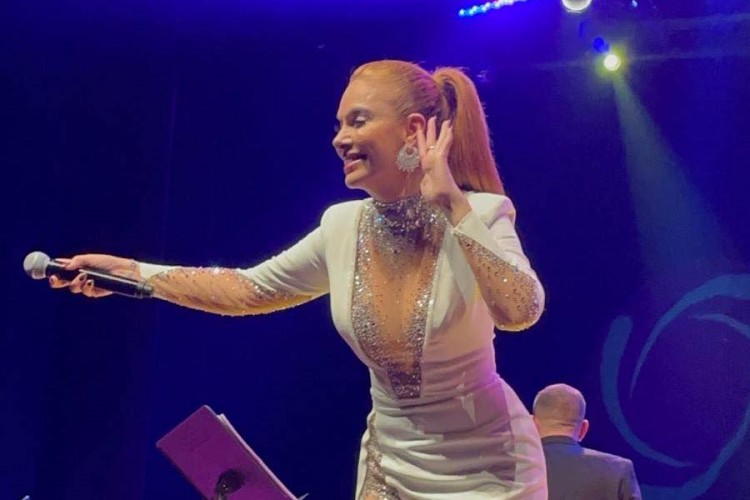 PINAR ELİÇE SAHNEDE FIRTINALAR ESTİRDİ