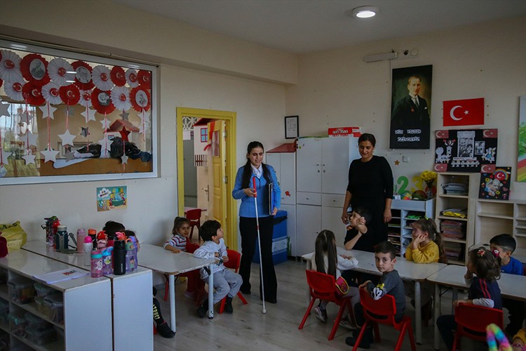 Görme engelli Burcu öğretmen zorlukları aşarak hayalindeki mesleğe ulaştı