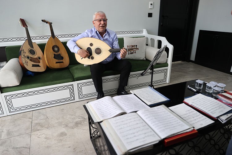 Fabrikasındaki odada müzikle iç içe bir yaşam sürüyor