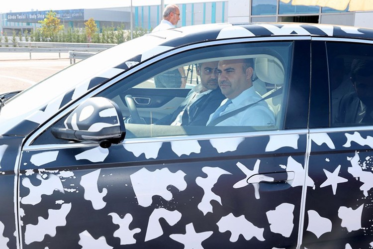 Bakan Kacır, Togg'un yeni modeli T10F'yi test etti