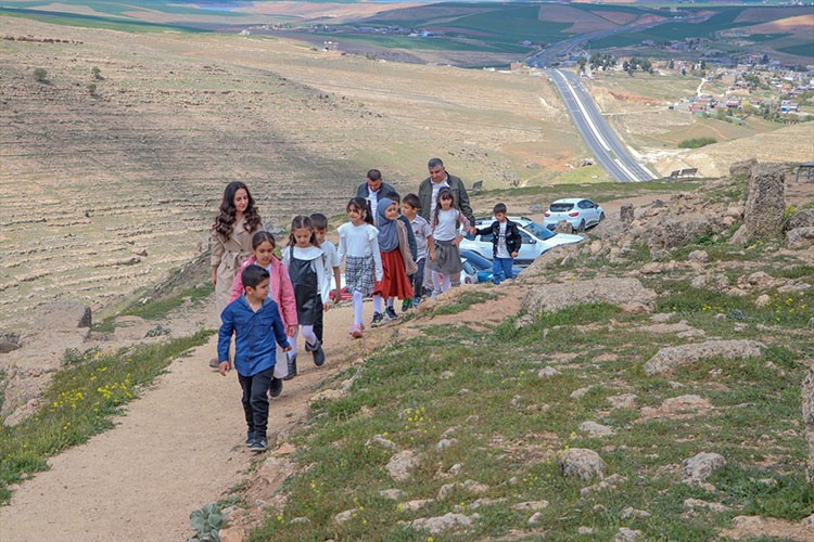 Diyarbakır'ın "minik kültür elçileri" tarihi mekanları tanıtıyor