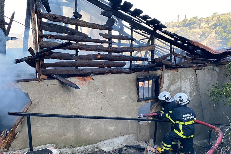 Tokat'ta bir evde çıkan yangın söndürüldü