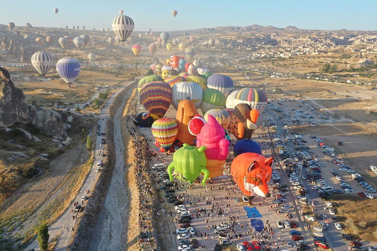 Kapadokya'da gökyüzünde görsel şölen sunuldu