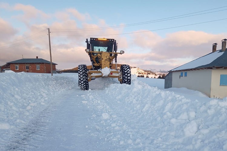 Giresun'da 23 köy yolunda karla mücadele devam ediyor
