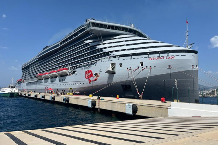 Kruvaziyer "Resilient Lady" ile Bodrum'a 1866 turist geldi