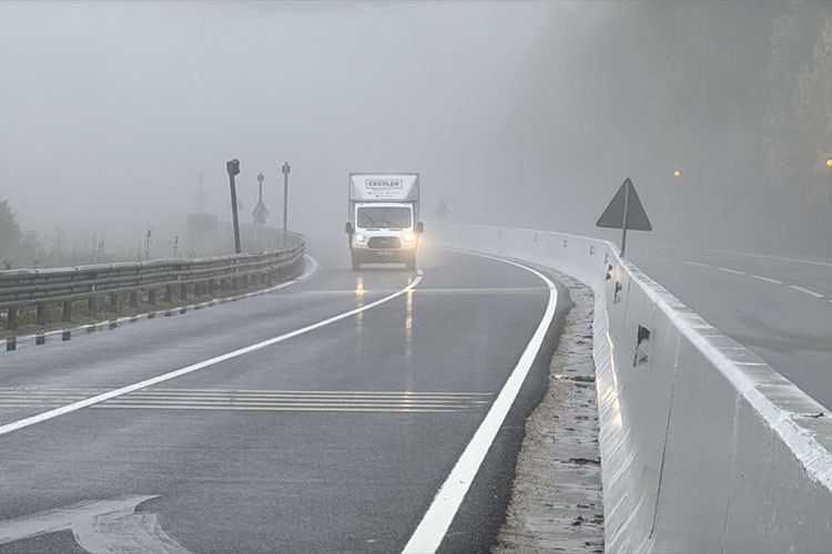 Bolu Dağı'nda sis ve sağanak etkili oluyor