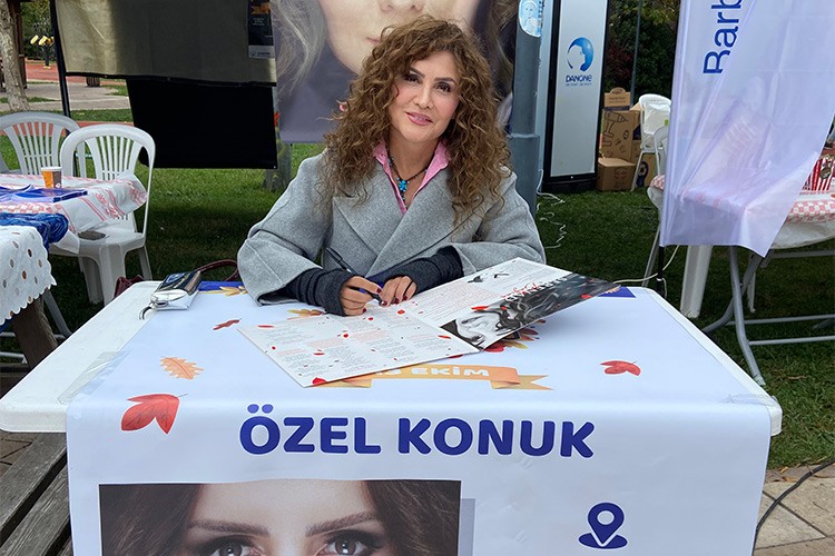 Güz şenliğinde yeni albümünü imzaladı