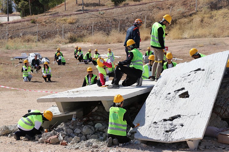 Elazığ'da 6,5 büyüklüğünde deprem senaryosuyla tatbikat gerçekleştirildi