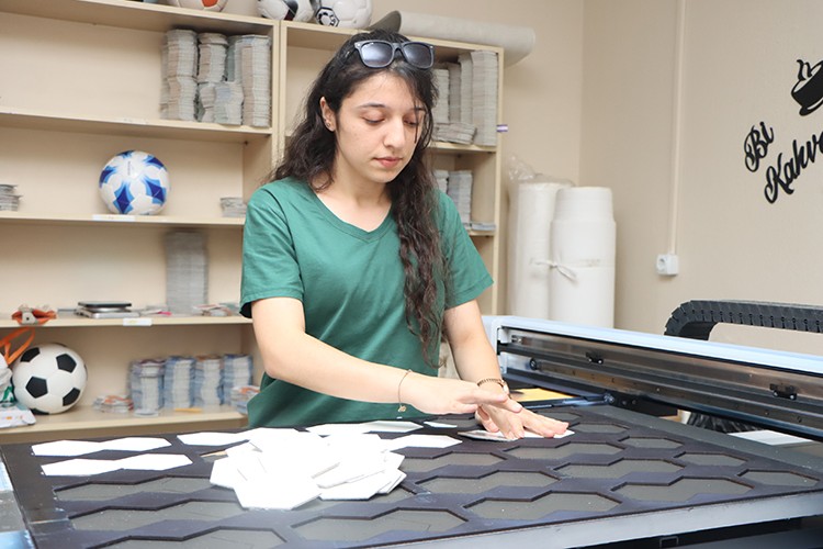 Futbol topu Manisalı kadınlara ek gelir kaynağı oldu