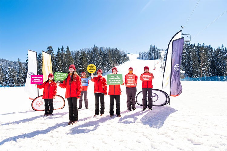 Özel Sporcuların Dünya Kış Oyunları Yolculuğuna Eşlik Ediyor
